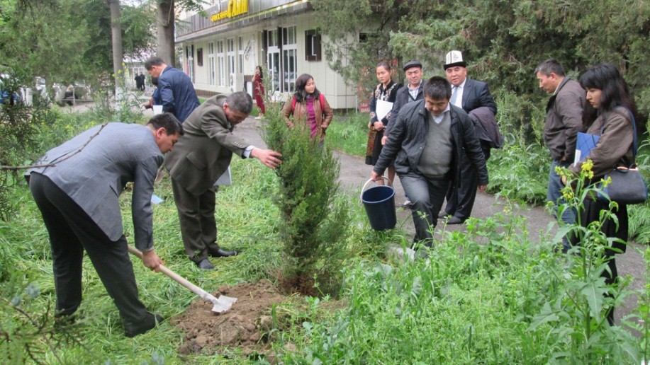 kruglyj-stol-na-temu-obsuzhdeniya-vozmozhnostej-vzaimodejstviya-regionalnogo-ekologicheskogo-tsentra-v-tsentralnoj-azii-s-npo-v-kyrgyzskoj-respublike